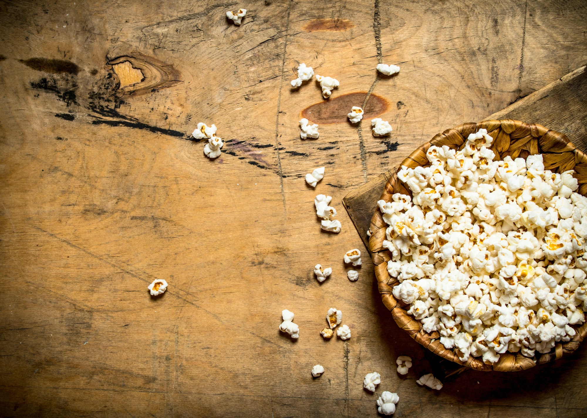 The popcorn in the bowl.
